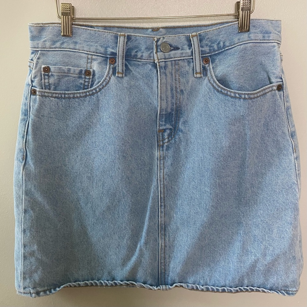 Levi’s denim high waist jean skirt size 27 light wash vintage look